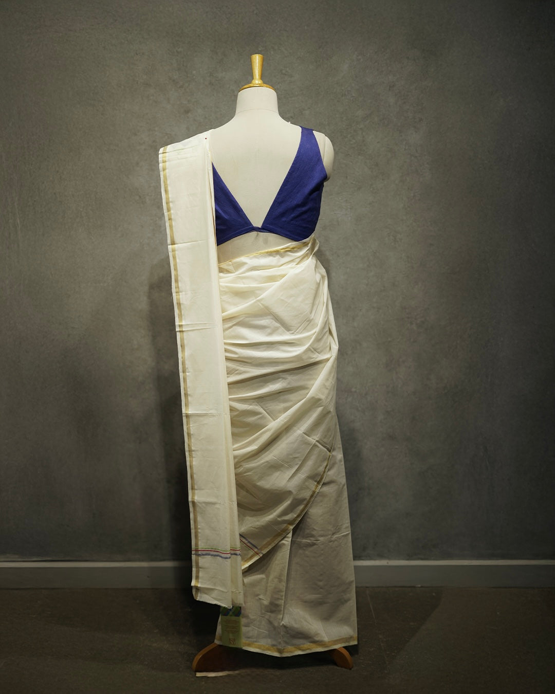 Fish motif set mundu