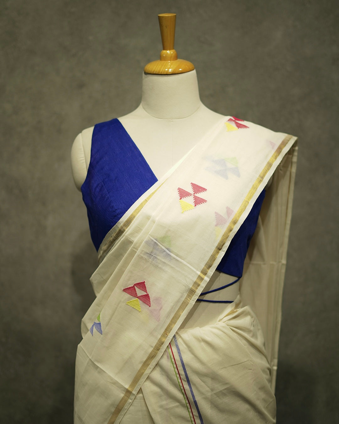 Fish motif set mundu
