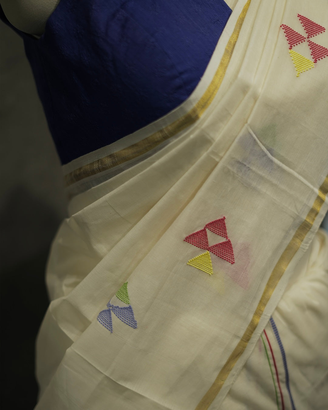 Fish motif set mundu
