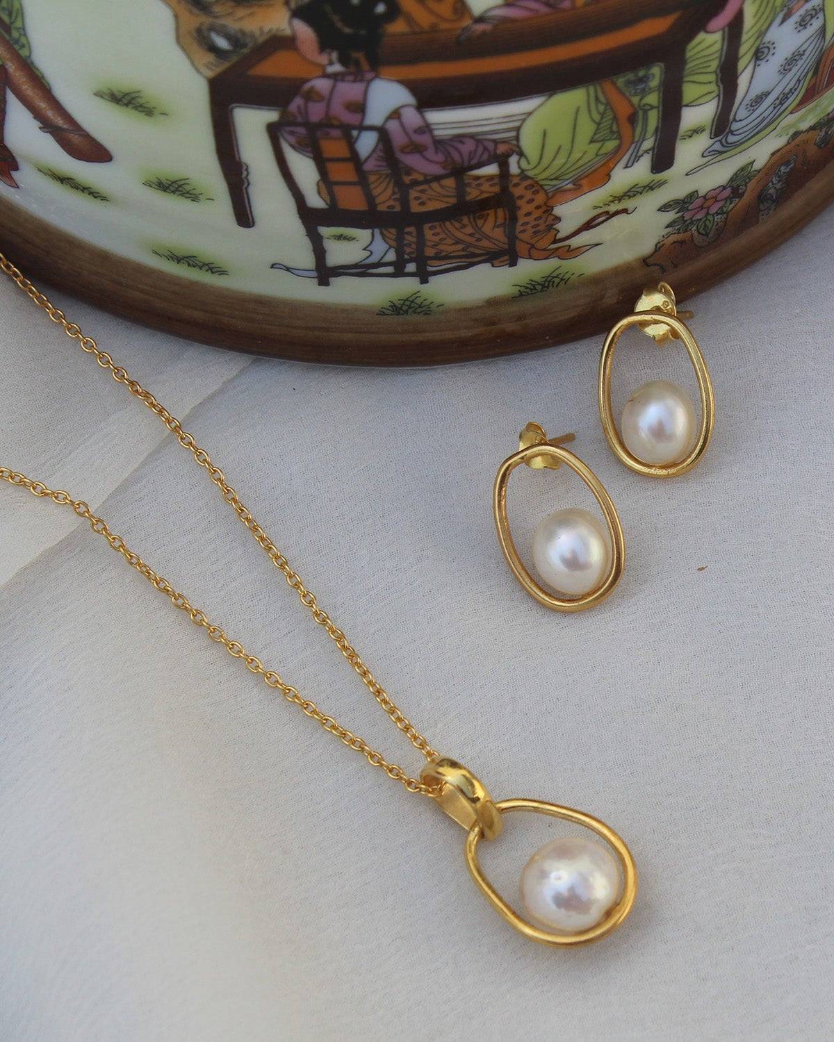 Noor Pendant & Chain