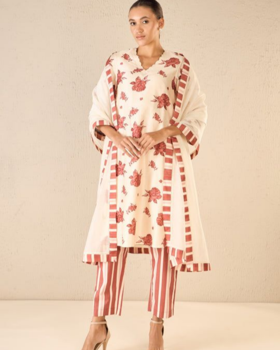 Vintage rose: red rose chanderi scallop neck set