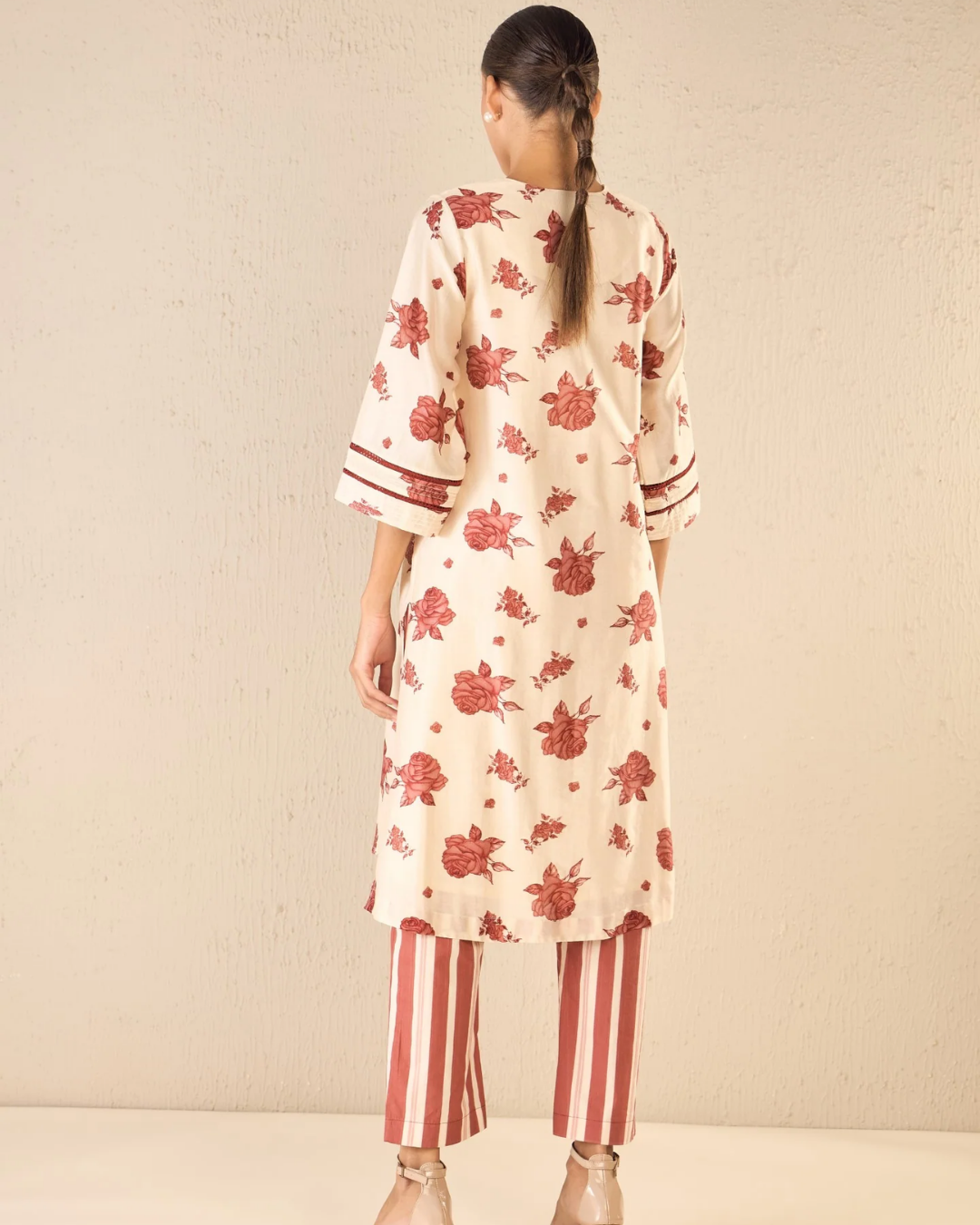 Vintage rose: red rose chanderi scallop neck set