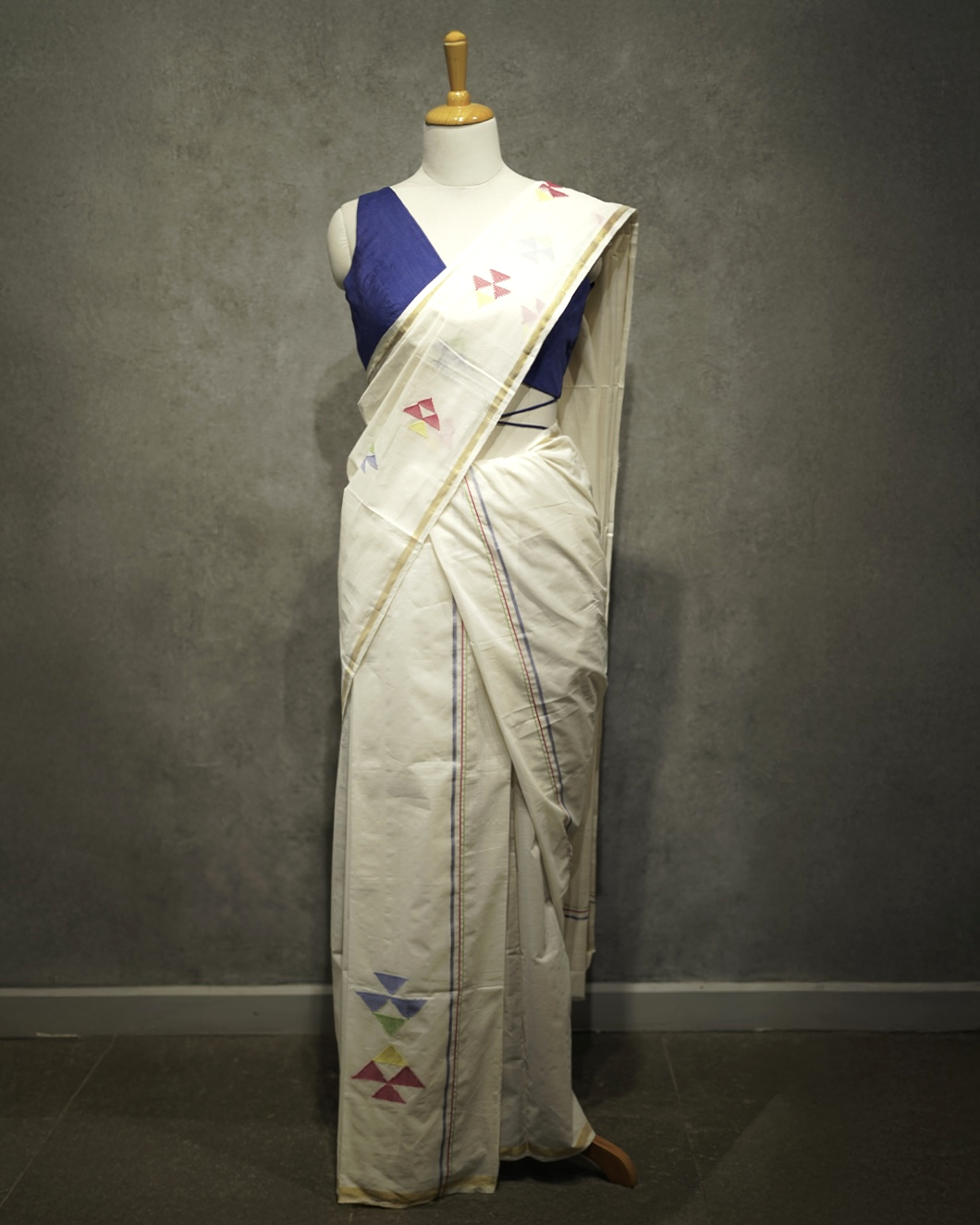 Fish motif set mundu