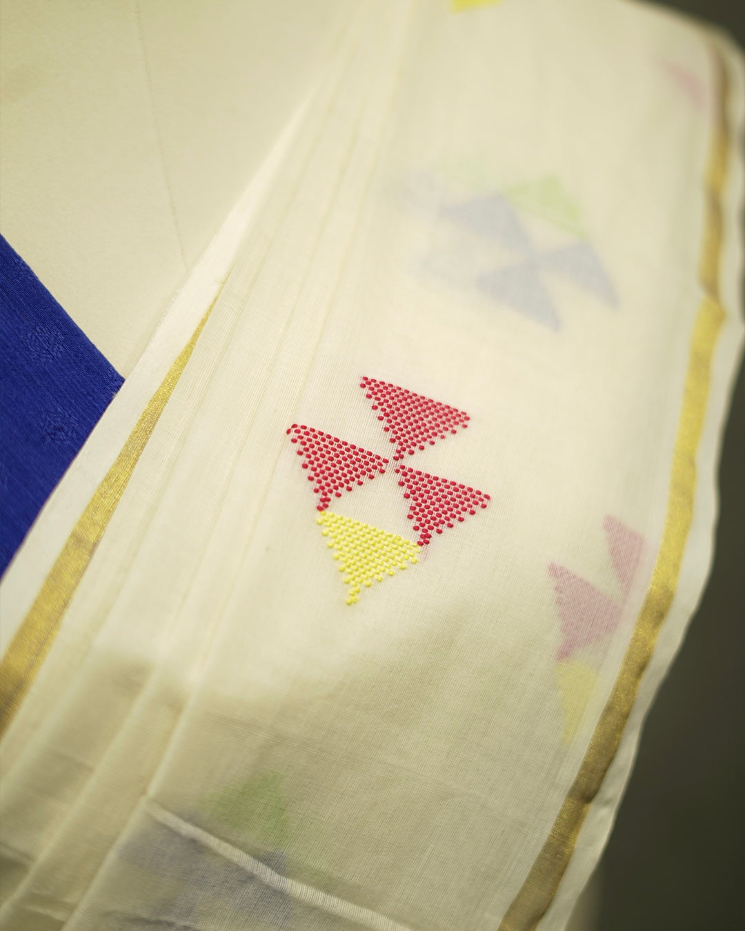 Fish motif set mundu
