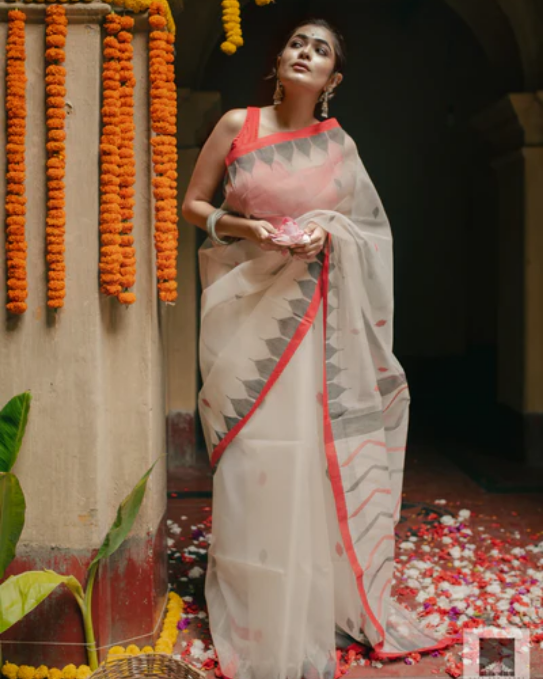 Manoahari Saree